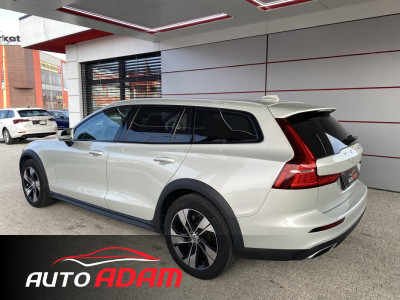 Volvo V60 Cross Country 2.0 D4 190 AWD MOMENTUM A/T